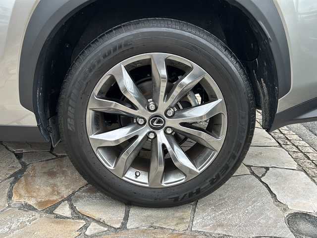 レクサス ＮＸ 300 Fスポーツ 静岡県 2019(令1)年 3.3万km ソニックチタニウム 純正ナビ/・AM/・FM/・CD/DVD/・サウンドライブラリ/・SD/・USB/・Bluetooth/・Miracast/・AUX/・フルセグTV/主要装備/・ETＣ２．０/・追従機能付クルコン/・ドライブレコーダー/・全方位カメラ/・運転席＋助手席パワーシート/・運転席+助手席シートヒーター＆ベンチレーション/・ヘッドアップディスプレイ/・パワーバックドア/・ハンドルヒーター/・ＢＳＭ/・オートハイビーム/・サイドカーテンエアバッグ/・電動チルト＆テレスコピックステアリング/・衝突被害軽減システム
