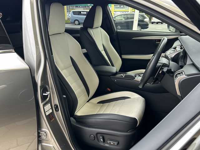 レクサス ＮＸ 300 Fスポーツ 静岡県 2019(令1)年 3.3万km ソニックチタニウム 純正ナビ/・AM/・FM/・CD/DVD/・サウンドライブラリ/・SD/・USB/・Bluetooth/・Miracast/・AUX/・フルセグTV/主要装備/・ETＣ２．０/・追従機能付クルコン/・ドライブレコーダー/・全方位カメラ/・運転席＋助手席パワーシート/・運転席+助手席シートヒーター＆ベンチレーション/・ヘッドアップディスプレイ/・パワーバックドア/・ハンドルヒーター/・ＢＳＭ/・オートハイビーム/・サイドカーテンエアバッグ/・電動チルト＆テレスコピックステアリング/・衝突被害軽減システム