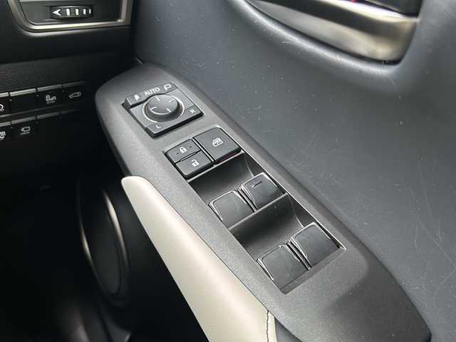 レクサス ＮＸ 300 Fスポーツ 静岡県 2019(令1)年 3.3万km ソニックチタニウム 純正ナビ/・AM/・FM/・CD/DVD/・サウンドライブラリ/・SD/・USB/・Bluetooth/・Miracast/・AUX/・フルセグTV/主要装備/・ETＣ２．０/・追従機能付クルコン/・ドライブレコーダー/・全方位カメラ/・運転席＋助手席パワーシート/・運転席+助手席シートヒーター＆ベンチレーション/・ヘッドアップディスプレイ/・パワーバックドア/・ハンドルヒーター/・ＢＳＭ/・オートハイビーム/・サイドカーテンエアバッグ/・電動チルト＆テレスコピックステアリング/・衝突被害軽減システム