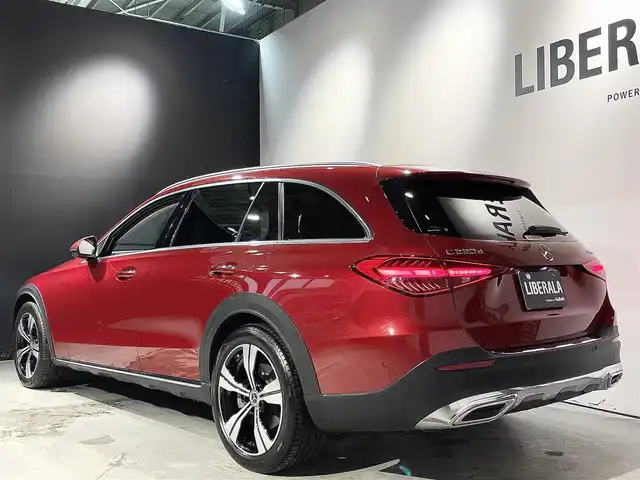 メルセデス・ベンツ Ｃ２２０ｄ 4マチック オールテレイン 道央・札幌 2022(令4)年 1.8万km ヒヤシンスレッド レザーエクスクルーシブパッケージ/・パノラミックスライディングルーフ/・本革シート/アバンギャルドラインエクステリア/アバンギャルドラインインテリア/レーダーセーフティパッケージ/・アクティブディスタンスアシストディストロニック/・アクティブステアリングアシスト/・アクティブレーンキーピングアシスト/・PRE-SAFEインパルスサイド/360°カメラシステム/アクティブパーキングアシスト/DIGITALライト(ウルトラハイビーム付)/アダプティブハイビームアシストプラス/トラフィックサインアシスト/本革巻ステアリング/アンビエントライトプレミアム/EASY-PACK自動開閉テールゲート/メモリー付パワーシート(D/N)/電動ランバーサポート(D/N)/シートヒーター(D/N)/ヘッドアップディスプレイ/ワイヤレスチャージング/TVチューナー/AppleCarPlay/AndroidAuto/純正ドライブレコーダー