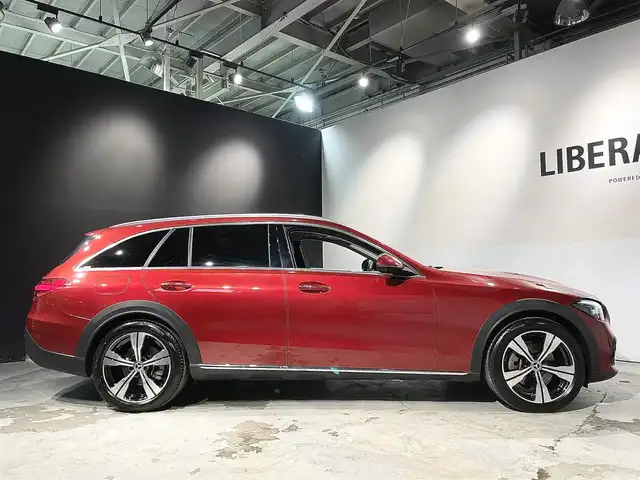 メルセデス・ベンツ Ｃ２２０ｄ 4マチック オールテレイン 道央・札幌 2022(令4)年 1.8万km ヒヤシンスレッド レザーエクスクルーシブパッケージ/・パノラミックスライディングルーフ/・本革シート/アバンギャルドラインエクステリア/アバンギャルドラインインテリア/レーダーセーフティパッケージ/・アクティブディスタンスアシストディストロニック/・アクティブステアリングアシスト/・アクティブレーンキーピングアシスト/・PRE-SAFEインパルスサイド/360°カメラシステム/アクティブパーキングアシスト/DIGITALライト(ウルトラハイビーム付)/アダプティブハイビームアシストプラス/トラフィックサインアシスト/本革巻ステアリング/アンビエントライトプレミアム/EASY-PACK自動開閉テールゲート/メモリー付パワーシート(D/N)/電動ランバーサポート(D/N)/シートヒーター(D/N)/ヘッドアップディスプレイ/ワイヤレスチャージング/TVチューナー/AppleCarPlay/AndroidAuto/純正ドライブレコーダー