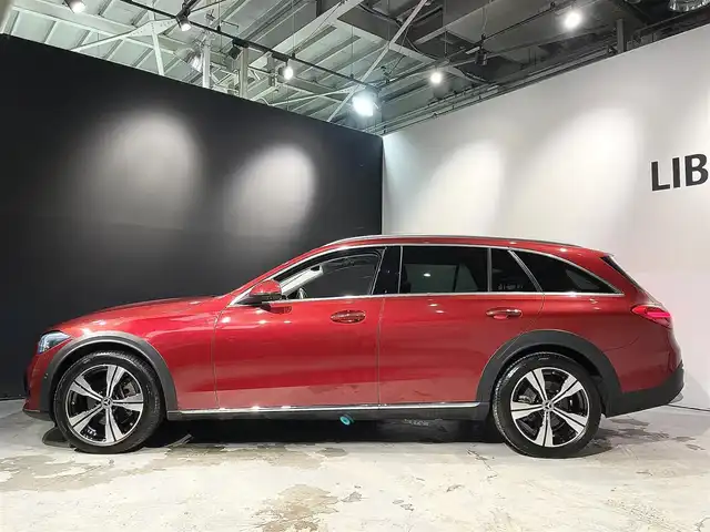 メルセデス・ベンツ Ｃ２２０ｄ 4マチック オールテレイン 道央・札幌 2022(令4)年 1.8万km ヒヤシンスレッド レザーエクスクルーシブパッケージ/・パノラミックスライディングルーフ/・本革シート/アバンギャルドラインエクステリア/アバンギャルドラインインテリア/レーダーセーフティパッケージ/・アクティブディスタンスアシストディストロニック/・アクティブステアリングアシスト/・アクティブレーンキーピングアシスト/・PRE-SAFEインパルスサイド/360°カメラシステム/アクティブパーキングアシスト/DIGITALライト(ウルトラハイビーム付)/アダプティブハイビームアシストプラス/トラフィックサインアシスト/本革巻ステアリング/アンビエントライトプレミアム/EASY-PACK自動開閉テールゲート/メモリー付パワーシート(D/N)/電動ランバーサポート(D/N)/シートヒーター(D/N)/ヘッドアップディスプレイ/ワイヤレスチャージング/TVチューナー/AppleCarPlay/AndroidAuto/純正ドライブレコーダー