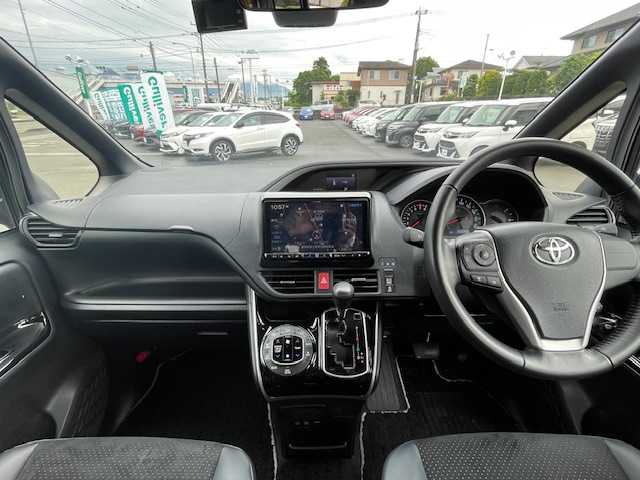 トヨタ ヴォクシー ZS 煌Ⅲ 静岡県 2020(令2)年 3.7万km ブラック ●社外ナビ/(ワンセグ/CD/DVD/HDMI/USB/Bluetooth)/●バックカメラ/●レーダークルーズコントロール/●衝突被害軽減システム/●レーンキープアシスト/●前後コーナーセンサー/●LEDライト＆フォグランプ/●オートライト/●オートマチックハイビーム/●革巻きステアリング/●ステアリングスイッチ/●ETC/●フリップダウンモニター/●前後ドライブレコーダー/●純正16インチアルミホイール/●両側パワースライド/●電動格納ウィンカーミラー/●ドアバイザー/●WSRS＋ABS/●保証書/●取扱説明書