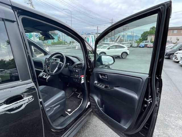 トヨタ ヴォクシー ZS 煌Ⅲ 静岡県 2020(令2)年 3.7万km ブラック ●社外ナビ/(ワンセグ/CD/DVD/HDMI/USB/Bluetooth)/●バックカメラ/●レーダークルーズコントロール/●衝突被害軽減システム/●レーンキープアシスト/●前後コーナーセンサー/●LEDライト＆フォグランプ/●オートライト/●オートマチックハイビーム/●革巻きステアリング/●ステアリングスイッチ/●ETC/●フリップダウンモニター/●前後ドライブレコーダー/●純正16インチアルミホイール/●両側パワースライド/●電動格納ウィンカーミラー/●ドアバイザー/●WSRS＋ABS/●保証書/●取扱説明書