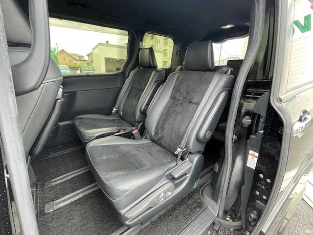 トヨタ ヴォクシー ZS 煌Ⅲ 静岡県 2020(令2)年 3.7万km ブラック ●社外ナビ/(ワンセグ/CD/DVD/HDMI/USB/Bluetooth)/●バックカメラ/●レーダークルーズコントロール/●衝突被害軽減システム/●レーンキープアシスト/●前後コーナーセンサー/●LEDライト＆フォグランプ/●オートライト/●オートマチックハイビーム/●革巻きステアリング/●ステアリングスイッチ/●ETC/●フリップダウンモニター/●前後ドライブレコーダー/●純正16インチアルミホイール/●両側パワースライド/●電動格納ウィンカーミラー/●ドアバイザー/●WSRS＋ABS/●保証書/●取扱説明書