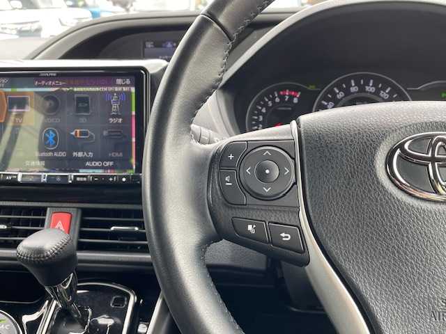 トヨタ ヴォクシー ZS 煌Ⅲ 静岡県 2020(令2)年 3.7万km ブラック ●社外ナビ/(ワンセグ/CD/DVD/HDMI/USB/Bluetooth)/●バックカメラ/●レーダークルーズコントロール/●衝突被害軽減システム/●レーンキープアシスト/●前後コーナーセンサー/●LEDライト＆フォグランプ/●オートライト/●オートマチックハイビーム/●革巻きステアリング/●ステアリングスイッチ/●ETC/●フリップダウンモニター/●前後ドライブレコーダー/●純正16インチアルミホイール/●両側パワースライド/●電動格納ウィンカーミラー/●ドアバイザー/●WSRS＋ABS/●保証書/●取扱説明書
