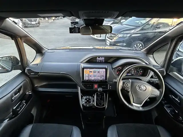 トヨタ ヴォクシー ZS 煌Ⅲ 福岡県 2020(令2)年 3.7万km ブラック 社外SDナビ(ワンセグ/CD/DVD/HDMI/USB/Bluetooth) バックカメラ クルーズコントロール プリクラッシュセーフティ レーンキープアシスト 前後クリアランスソナー LEDヘッドライト＆フォグランプ オートライト オートマチックハイビーム ETC フリップダウンモニター 前後ドライブレコーダー 純正16インチアルミホイール 両側パワースライド