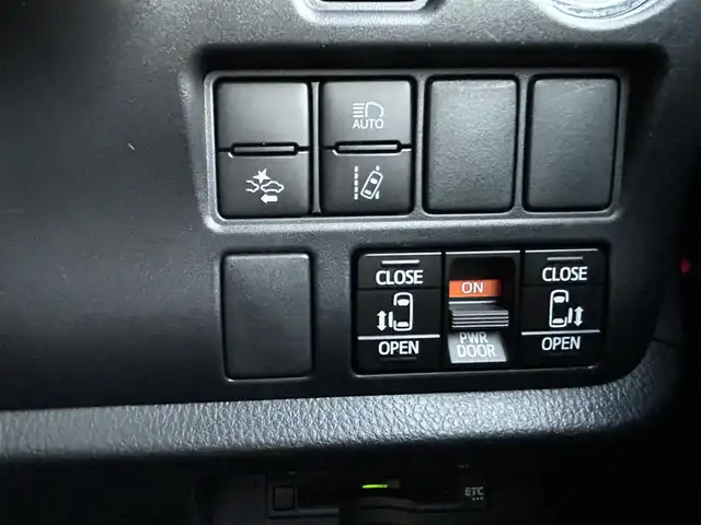 トヨタ ヴォクシー ZS 煌Ⅲ 福岡県 2020(令2)年 3.7万km ブラック 社外SDナビ(ワンセグ/CD/DVD/HDMI/USB/Bluetooth) バックカメラ クルーズコントロール プリクラッシュセーフティ レーンキープアシスト 前後クリアランスソナー LEDヘッドライト＆フォグランプ オートライト オートマチックハイビーム ETC フリップダウンモニター 前後ドライブレコーダー 純正16インチアルミホイール 両側パワースライド