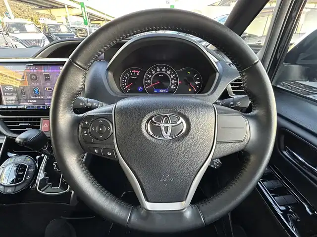 トヨタ ヴォクシー ZS 煌Ⅲ 福岡県 2020(令2)年 3.7万km ブラック 社外SDナビ(ワンセグ/CD/DVD/HDMI/USB/Bluetooth) バックカメラ クルーズコントロール プリクラッシュセーフティ レーンキープアシスト 前後クリアランスソナー LEDヘッドライト＆フォグランプ オートライト オートマチックハイビーム ETC フリップダウンモニター 前後ドライブレコーダー 純正16インチアルミホイール 両側パワースライド