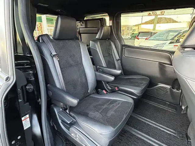 トヨタ ヴォクシー ZS 煌Ⅲ 福岡県 2020(令2)年 3.7万km ブラック 社外SDナビ(ワンセグ/CD/DVD/HDMI/USB/Bluetooth) バックカメラ クルーズコントロール プリクラッシュセーフティ レーンキープアシスト 前後クリアランスソナー LEDヘッドライト＆フォグランプ オートライト オートマチックハイビーム ETC フリップダウンモニター 前後ドライブレコーダー 純正16インチアルミホイール 両側パワースライド