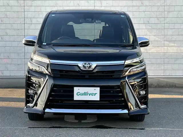トヨタ ヴォクシー ZS 煌Ⅲ 福岡県 2020(令2)年 3.7万km ブラック 社外SDナビ(ワンセグ/CD/DVD/HDMI/USB/Bluetooth) バックカメラ クルーズコントロール プリクラッシュセーフティ レーンキープアシスト 前後クリアランスソナー LEDヘッドライト＆フォグランプ オートライト オートマチックハイビーム ETC フリップダウンモニター 前後ドライブレコーダー 純正16インチアルミホイール 両側パワースライド