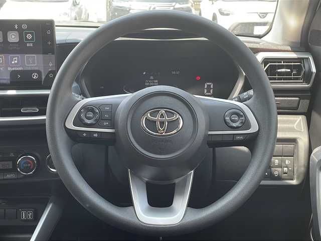 トヨタ ライズ G 福岡県 2023(令5)年 1.7万km シャイニングホワイトパール ワンオーナー/純正ナビ（Bluetooth・フルセグTV）/社外カメラ（バック）/USB入力端子/コーナーセンサー（前後）/エアバッグ（運転席・助手席・サイド）/MTモード付AT/純正フロアマット/布系シート/純正アルミホイール/アイドリングストップ/ABS/横滑り防止装置/衝突軽減システム/盗難防止装置/LEDオートライト/プッシュスタート/パワーウィンドウ/スペアキー/スマートキー/保証書/取扱説明書