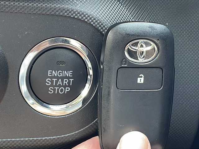 トヨタ ライズ G 福岡県 2023(令5)年 1.7万km シャイニングホワイトパール ワンオーナー/純正ナビ（Bluetooth・フルセグTV）/社外カメラ（バック）/USB入力端子/コーナーセンサー（前後）/エアバッグ（運転席・助手席・サイド）/MTモード付AT/純正フロアマット/布系シート/純正アルミホイール/アイドリングストップ/ABS/横滑り防止装置/衝突軽減システム/盗難防止装置/LEDオートライト/プッシュスタート/パワーウィンドウ/スペアキー/スマートキー/保証書/取扱説明書