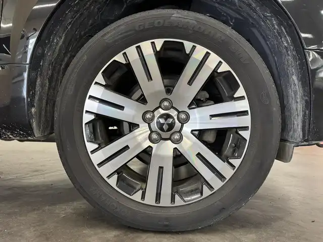三菱 デリカＤ：５ P 三重県 2023(令5)年 1.9万km アメジストブラック 2.2L ディーゼルターボ/パートタイム4WD/MTモード付インパネ8AT/イクリプス 10インチフローティングナビ AVN-HS01F/（FM/AM/TV/CD/DVD/Bluetooth/SD/AUX/HDMI/AppleCarPlay）/マルチアラウンドモニター/両側オートスライドドア/ETC/e-Assist/・衝突被害軽減ブレーキシステム［FCM］/・車線逸脱警報システム［LDW］/・レーダークルーズコントロールシステム［ACC］/・オートマチックハイビーム［AHB］/・誤発進抑制機能（前進時）/・後側方車両検知警報システム（レーンチェンジアシスト機能付）［BSW/LCA］/・後退時交差車両検知警報システム［RCTA］/装備/・ハーフレザーシート/・シートヒーター（D/N）/・パワーシート（D6way）/・エレクトリックテールゲート（電動バックドア）/・左右独立オートエアコン/・AC100V電源コンセント（100W）/・オートライト/・LED ヘッドランプ＋フロントフォグランプ/・パドルシフト/・オートワイパー/・自動防眩ルームミラー/・純正18inAW/・プッシュスタート/・保/取/・スマートキーx2