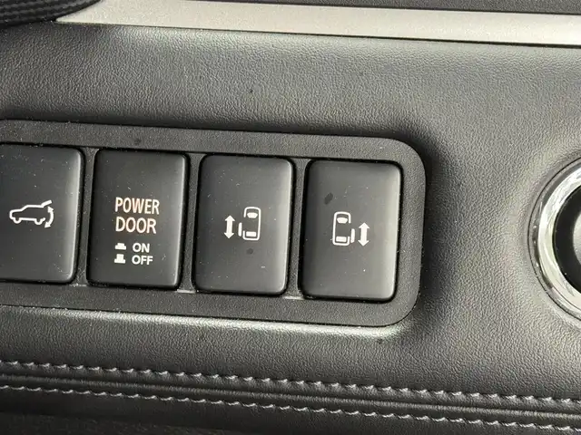 三菱 デリカＤ：５ P 三重県 2023(令5)年 1.9万km アメジストブラック 2.2L ディーゼルターボ/パートタイム4WD/MTモード付インパネ8AT/イクリプス 10インチフローティングナビ AVN-HS01F/（FM/AM/TV/CD/DVD/Bluetooth/SD/AUX/HDMI/AppleCarPlay）/マルチアラウンドモニター/両側オートスライドドア/ETC/e-Assist/・衝突被害軽減ブレーキシステム［FCM］/・車線逸脱警報システム［LDW］/・レーダークルーズコントロールシステム［ACC］/・オートマチックハイビーム［AHB］/・誤発進抑制機能（前進時）/・後側方車両検知警報システム（レーンチェンジアシスト機能付）［BSW/LCA］/・後退時交差車両検知警報システム［RCTA］/装備/・ハーフレザーシート/・シートヒーター（D/N）/・パワーシート（D6way）/・エレクトリックテールゲート（電動バックドア）/・左右独立オートエアコン/・AC100V電源コンセント（100W）/・オートライト/・LED ヘッドランプ＋フロントフォグランプ/・パドルシフト/・オートワイパー/・自動防眩ルームミラー/・純正18inAW/・プッシュスタート/・保/取/・スマートキーx2