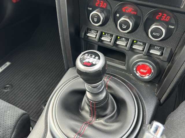 スバル ＢＲＺ tS 石川県 2015(平27)年 5.4万km クリスタルホワイトP STIフルエアロ/・STIレカロシート/・STIハンドル/・ハーフレザーシート/BBS製アルミホイール/社外メモリーナビゲーション/【CD・DVD・Bluetooth・フルセグTV・SD】/型番：KXM-H700/クルーズコントロール/バックカメラ/ETC/プッシュスタート/・スマートキー×２/HIDヘッドライト/・オートライト/横滑り防止/電動格納ミラー/純正フロアマット/保証書