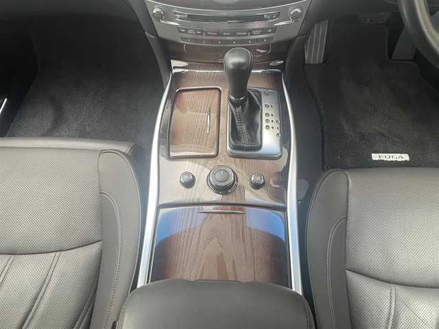 日産 フーガ 370VIP 群馬県 2015(平27)年 3.2万km 茶 純正HDDナビ、地デジ、Bluetooth、CD、DVD/アラウンドビューモニター/クルーズコントロール/エマージェンシーブレーキ/全席パワーシート、シートヒーター/前席エアシート/コーナーセンサー（前後）/革巻きステア/ウインカーミラー/スマートキー×２/ドアバイザー/保証書、取説