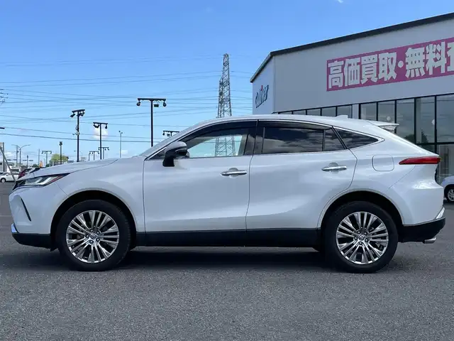 トヨタ ハリアー Z 道央・札幌 2023(令5)年 3.9万km プラチナホワイトパールマイカ ４WD/ワンオーナー/寒冷地仕様/JBLプレミアムサウンドシステム/純正メーカーナビ/AM/FM/BT/フルセグ/トヨタセーフティセンス/プリクラッシュセーフティ/横滑り防止装置/レーダークルーズコントロール/レーンキープアシスト/クリアランスソナー/ブラインドスポットモニター/リアクロストラフィックアラート/パーキングサポートブレーキ/ロードサインアシスト/パノラミックビューモニター/ビルトインETC2.0/ドライブレコーダー付デジタルインナーミラー/DRIVEMODE切替/ワイパーデアイサー/パワーバックドア/前席パワーシート/ハーフレザーシート/革巻きステアリング/ステアリングリモコン/AC100V/電動パーキング/ブレーキホールド/置くだけ充電/MTモード付AT/プッシュスタート/スマートキー/LEDヘッドライト/オートライト/オートハイビーム/フォグランプ/電動格納ミラー/ヒーテッドドアミラー/ウィンカーミラー/純正フロアマット/ドアバイザー/スペアキー