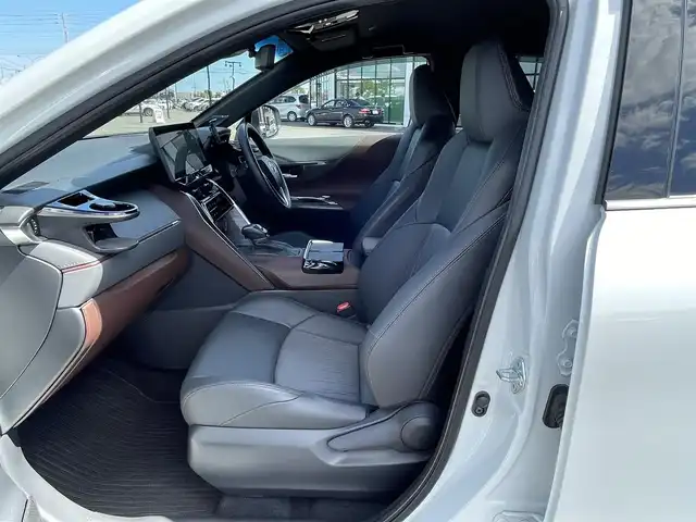 トヨタ ハリアー Z 道央・札幌 2023(令5)年 3.9万km プラチナホワイトパールマイカ ４WD/ワンオーナー/寒冷地仕様/JBLプレミアムサウンドシステム/純正メーカーナビ/AM/FM/BT/フルセグ/トヨタセーフティセンス/プリクラッシュセーフティ/横滑り防止装置/レーダークルーズコントロール/レーンキープアシスト/クリアランスソナー/ブラインドスポットモニター/リアクロストラフィックアラート/パーキングサポートブレーキ/ロードサインアシスト/パノラミックビューモニター/ビルトインETC2.0/ドライブレコーダー付デジタルインナーミラー/DRIVEMODE切替/ワイパーデアイサー/パワーバックドア/前席パワーシート/ハーフレザーシート/革巻きステアリング/ステアリングリモコン/AC100V/電動パーキング/ブレーキホールド/置くだけ充電/MTモード付AT/プッシュスタート/スマートキー/LEDヘッドライト/オートライト/オートハイビーム/フォグランプ/電動格納ミラー/ヒーテッドドアミラー/ウィンカーミラー/純正フロアマット/ドアバイザー/スペアキー