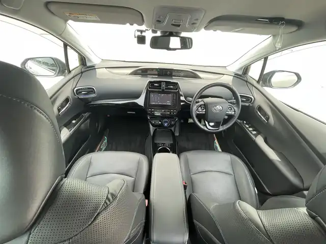 トヨタ プリウス A プレミアム　ツーリングセレ 千葉県 2021(令3)年 2.9万km シルバーM トヨタセーフティセンス/・衝突軽減ブレーキ/レーンキープアシスト/・レーダークルーズコントロール/オートハイビーム/・クリアランスソナー/ブラインドスポットモニター/・ヘッドアップディスプレイ/純正ナビ(NSZT-W68T)/・フルセグ/BT/DVD/CD/バックカメラ/ステアリングスイッチ/ETC/レザーシート/パワーシート(D席)/シートヒーター(D/N席)/エアシート(D/N席)/LEDヘッドライト/オートライト/フォグライト/純正フロアマット/純正17インチAW/スマートキー/プッシュスタート