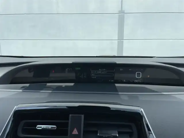 トヨタ プリウス A プレミアム　ツーリングセレ 千葉県 2021(令3)年 2.9万km シルバーM トヨタセーフティセンス/・衝突軽減ブレーキ/レーンキープアシスト/・レーダークルーズコントロール/オートハイビーム/・クリアランスソナー/ブラインドスポットモニター/・ヘッドアップディスプレイ/純正ナビ(NSZT-W68T)/・フルセグ/BT/DVD/CD/バックカメラ/ステアリングスイッチ/ETC/レザーシート/パワーシート(D席)/シートヒーター(D/N席)/エアシート(D/N席)/LEDヘッドライト/オートライト/フォグライト/純正フロアマット/純正17インチAW/スマートキー/プッシュスタート