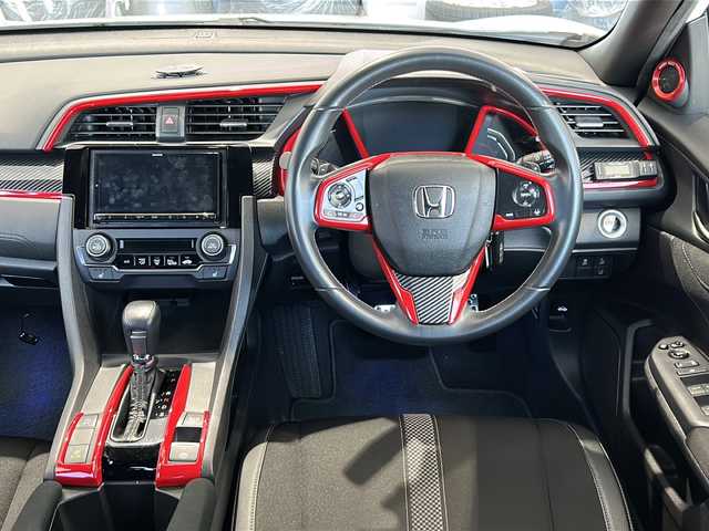 ホンダ シビック ハッチバック ホンダセンシング 富山県 2020(令2)年 4.2万km プラチナホワイトパール 禁煙車　/純正アルミホイール　/衝突被害軽減システム　/純正ＨＤＤナビ【Ｂｌｕｅｔｏｏｔｈ／フルセグＴＶ】　/CDチェンジャー/クルーズコントロール【追従走行あり】　/ＥＴＣ２．０　/ドライブレコーダー【前方のみ】/LEDヘッドライト/パワーシート【D席/N席】/ハーフレザーシート/アンチロックブレーキシステム/横滑り防止装置/レーンキープアシスト/盗難防止装置/パーキングアシスト/アイドリングストップ/オートライト/エンジンスタートボタン
