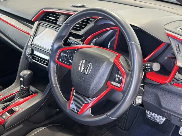 ホンダ シビック ハッチバック ホンダセンシング 富山県 2020(令2)年 4.2万km プラチナホワイトパール 禁煙車　/純正アルミホイール　/衝突被害軽減システム　/純正ＨＤＤナビ【Ｂｌｕｅｔｏｏｔｈ／フルセグＴＶ】　/CDチェンジャー/クルーズコントロール【追従走行あり】　/ＥＴＣ２．０　/ドライブレコーダー【前方のみ】/LEDヘッドライト/パワーシート【D席/N席】/ハーフレザーシート/アンチロックブレーキシステム/横滑り防止装置/レーンキープアシスト/盗難防止装置/パーキングアシスト/アイドリングストップ/オートライト/エンジンスタートボタン