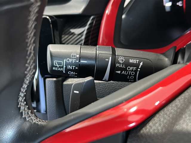ホンダ シビック ハッチバック ホンダセンシング 富山県 2020(令2)年 4.2万km プラチナホワイトパール 禁煙車　/純正アルミホイール　/衝突被害軽減システム　/純正ＨＤＤナビ【Ｂｌｕｅｔｏｏｔｈ／フルセグＴＶ】　/CDチェンジャー/クルーズコントロール【追従走行あり】　/ＥＴＣ２．０　/ドライブレコーダー【前方のみ】/LEDヘッドライト/パワーシート【D席/N席】/ハーフレザーシート/アンチロックブレーキシステム/横滑り防止装置/レーンキープアシスト/盗難防止装置/パーキングアシスト/アイドリングストップ/オートライト/エンジンスタートボタン