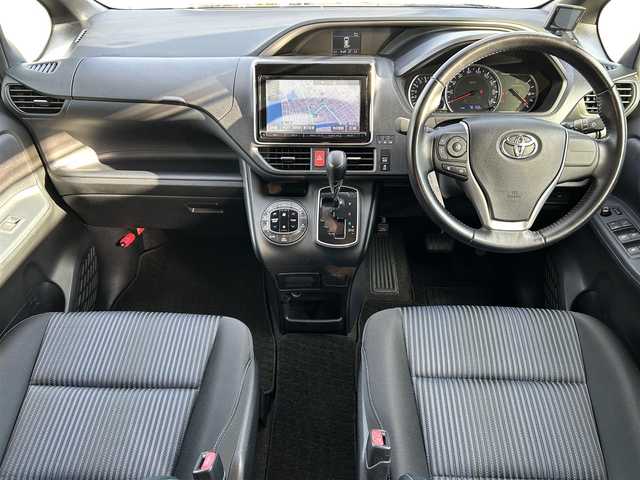 トヨタ ヴォクシー ZS 煌 愛媛県 2015(平27)年 7.7万km ブラック 登録時走行距離：76158km/メーカーオプション純正9inナビ/AM/FM/フルセグTV/Bluetooth/アルパインフリップダウンモニター/両側パワスラ/ビルトインETC/バックカメラ/追従クルコン/衝突軽減システム/横滑り防止装置/盗難防止装置/LEDヘッドライト/エンジンスタートボタン/スマートキー/スペアキー/社外アルミホイール/純正フロアマット