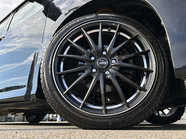 トヨタ ヴォクシー ZS 煌 愛媛県 2015(平27)年 7.7万km ブラック 登録時走行距離：76158km/メーカーオプション純正9inナビ/AM/FM/フルセグTV/Bluetooth/アルパインフリップダウンモニター/両側パワスラ/ビルトインETC/バックカメラ/追従クルコン/衝突軽減システム/横滑り防止装置/盗難防止装置/LEDヘッドライト/エンジンスタートボタン/スマートキー/スペアキー/社外アルミホイール/純正フロアマット
