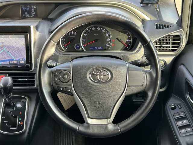 トヨタ ヴォクシー ZS 煌 愛媛県 2015(平27)年 7.7万km ブラック 登録時走行距離：76158km/メーカーオプション純正9inナビ/AM/FM/フルセグTV/Bluetooth/アルパインフリップダウンモニター/両側パワスラ/ビルトインETC/バックカメラ/追従クルコン/衝突軽減システム/横滑り防止装置/盗難防止装置/LEDヘッドライト/エンジンスタートボタン/スマートキー/スペアキー/社外アルミホイール/純正フロアマット