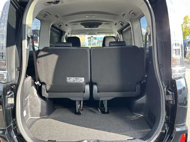トヨタ ヴォクシー ZS 煌 愛媛県 2015(平27)年 7.7万km ブラック 登録時走行距離：76158km/メーカーオプション純正9inナビ/AM/FM/フルセグTV/Bluetooth/アルパインフリップダウンモニター/両側パワスラ/ビルトインETC/バックカメラ/追従クルコン/衝突軽減システム/横滑り防止装置/盗難防止装置/LEDヘッドライト/エンジンスタートボタン/スマートキー/スペアキー/社外アルミホイール/純正フロアマット