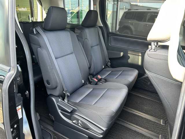 トヨタ ヴォクシー ZS 煌 愛媛県 2015(平27)年 7.7万km ブラック 登録時走行距離：76158km/メーカーオプション純正9inナビ/AM/FM/フルセグTV/Bluetooth/アルパインフリップダウンモニター/両側パワスラ/ビルトインETC/バックカメラ/追従クルコン/衝突軽減システム/横滑り防止装置/盗難防止装置/LEDヘッドライト/エンジンスタートボタン/スマートキー/スペアキー/社外アルミホイール/純正フロアマット