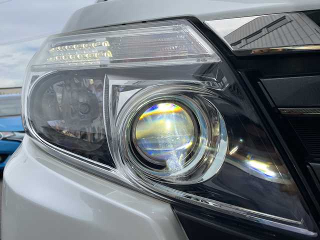 トヨタ ノア Si ダブルバイビー 神奈川県 2016(平28)年 6.8万km ホワイトパールクリスタルシャイン ワンオーナー/プッシュスタート/SDナビ/Bluetooth接続/ビルトインETC2.0/バックカメラ/クルーズコントロール/両側パワースライドドア/サイドガーニッシュ/フリップダウンモニター（リモコンあり）/前方ドライブレコーダー/プリクラッシュ/車線逸脱防止装置/横滑り防止装置/エコモード/ステアリングリモコン/アクセサリーライト/ラバーマット/オートライト/オートハイビーム/ニーエアバッグ