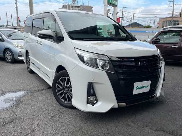 トヨタ ノア Si ダブルバイビー 神奈川県 2016(平28)年 6.8万km ホワイトパールクリスタルシャイン ワンオーナー/プッシュスタート/SDナビ/Bluetooth接続/ビルトインETC2.0/バックカメラ/クルーズコントロール/両側パワースライドドア/サイドガーニッシュ/フリップダウンモニター（リモコンあり）/前方ドライブレコーダー/プリクラッシュ/車線逸脱防止装置/横滑り防止装置/エコモード/ステアリングリモコン/アクセサリーライト/ラバーマット/オートライト/オートハイビーム/ニーエアバッグ