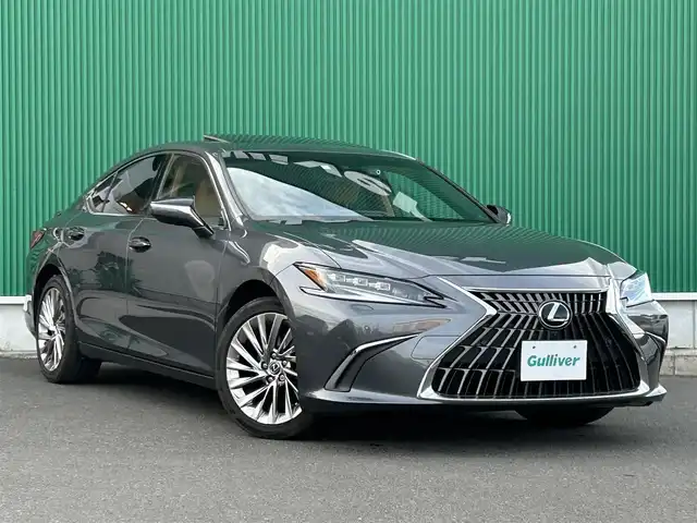 レクサス ＥＳ 300h バージョンL 宮城県 2023(令5)年 1.8万km ソニッククロム ムーンルーフ/セーフティシステムプラス/・プリクラッシュセーフティ/・レーントレーシングアシスト/・アダプティブハイビームシステム/・レーダークルーズコントロール/・ロードサインアシスト/・先行車発進告知機能/・ドライバー異常時対応システム/ブラインドスポットモニター/パーキングサポートブレーキ（静止物/後方接近車両/後方歩行者）/12.3インチナビディスプレイオーディオプラス/・コネクティッドナビ/・地デジTV/・USB端子/・AppleCarPlay/AndroidAuto/・パノラミックビューモニター/ビルトインETC2.0/ドライブレコーダー/AC100V/1500Wアクセサリーコンセント/ハンズフリーパワートランクリッド/本革シート/パワーシート（メモリー機能付）/電動リクライニングシート（後席）/シートヒーター/ベンチレーション/ステアリングヒーター/3眼フルLEDヘッドランプ/オートライト/スマートキー＆プッシュスタート/電動サンシェード（リア）/手動サンシェード（リアドア）/純正18インチAW/純正フロアマット