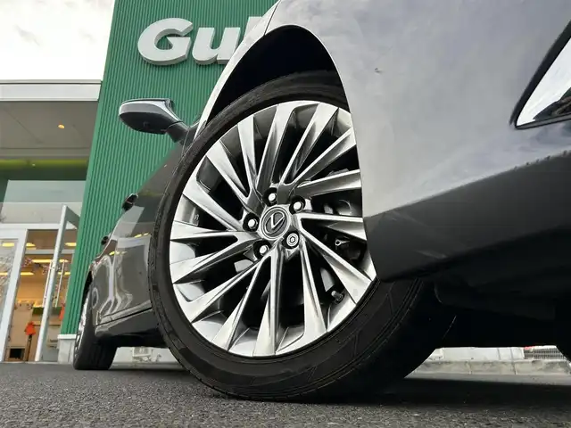 レクサス ＥＳ 300h バージョンL 宮城県 2023(令5)年 1.8万km ソニッククロム ムーンルーフ/セーフティシステムプラス/・プリクラッシュセーフティ/・レーントレーシングアシスト/・アダプティブハイビームシステム/・レーダークルーズコントロール/・ロードサインアシスト/・先行車発進告知機能/・ドライバー異常時対応システム/ブラインドスポットモニター/パーキングサポートブレーキ（静止物/後方接近車両/後方歩行者）/12.3インチナビディスプレイオーディオプラス/・コネクティッドナビ/・地デジTV/・USB端子/・AppleCarPlay/AndroidAuto/・パノラミックビューモニター/ビルトインETC2.0/ドライブレコーダー/AC100V/1500Wアクセサリーコンセント/ハンズフリーパワートランクリッド/本革シート/パワーシート（メモリー機能付）/電動リクライニングシート（後席）/シートヒーター/ベンチレーション/ステアリングヒーター/3眼フルLEDヘッドランプ/オートライト/スマートキー＆プッシュスタート/電動サンシェード（リア）/手動サンシェード（リアドア）/純正18インチAW/純正フロアマット