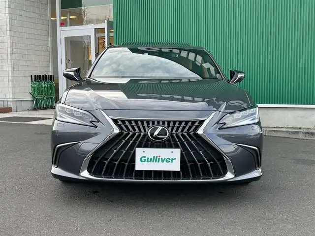 レクサス ＥＳ 300h バージョンL 宮城県 2023(令5)年 1.8万km ソニッククロム ムーンルーフ/セーフティシステムプラス/・プリクラッシュセーフティ/・レーントレーシングアシスト/・アダプティブハイビームシステム/・レーダークルーズコントロール/・ロードサインアシスト/・先行車発進告知機能/・ドライバー異常時対応システム/ブラインドスポットモニター/パーキングサポートブレーキ（静止物/後方接近車両/後方歩行者）/12.3インチナビディスプレイオーディオプラス/・コネクティッドナビ/・地デジTV/・USB端子/・AppleCarPlay/AndroidAuto/・パノラミックビューモニター/ビルトインETC2.0/ドライブレコーダー/AC100V/1500Wアクセサリーコンセント/ハンズフリーパワートランクリッド/本革シート/パワーシート（メモリー機能付）/電動リクライニングシート（後席）/シートヒーター/ベンチレーション/ステアリングヒーター/3眼フルLEDヘッドランプ/オートライト/スマートキー＆プッシュスタート/電動サンシェード（リア）/手動サンシェード（リアドア）/純正18インチAW/純正フロアマット
