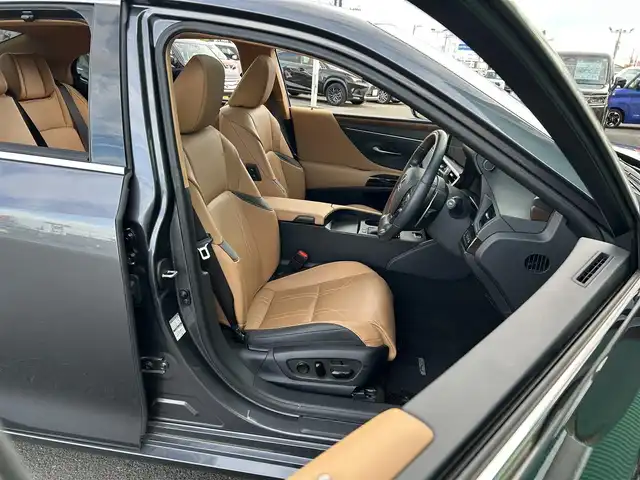 レクサス ＥＳ 300h バージョンL 宮城県 2023(令5)年 1.8万km ソニッククロム ムーンルーフ/セーフティシステムプラス/・プリクラッシュセーフティ/・レーントレーシングアシスト/・アダプティブハイビームシステム/・レーダークルーズコントロール/・ロードサインアシスト/・先行車発進告知機能/・ドライバー異常時対応システム/ブラインドスポットモニター/パーキングサポートブレーキ（静止物/後方接近車両/後方歩行者）/12.3インチナビディスプレイオーディオプラス/・コネクティッドナビ/・地デジTV/・USB端子/・AppleCarPlay/AndroidAuto/・パノラミックビューモニター/ビルトインETC2.0/ドライブレコーダー/AC100V/1500Wアクセサリーコンセント/ハンズフリーパワートランクリッド/本革シート/パワーシート（メモリー機能付）/電動リクライニングシート（後席）/シートヒーター/ベンチレーション/ステアリングヒーター/3眼フルLEDヘッドランプ/オートライト/スマートキー＆プッシュスタート/電動サンシェード（リア）/手動サンシェード（リアドア）/純正18インチAW/純正フロアマット