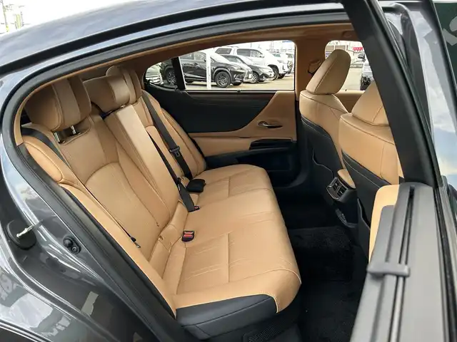 レクサス ＥＳ 300h バージョンL 宮城県 2023(令5)年 1.8万km ソニッククロム ムーンルーフ/セーフティシステムプラス/・プリクラッシュセーフティ/・レーントレーシングアシスト/・アダプティブハイビームシステム/・レーダークルーズコントロール/・ロードサインアシスト/・先行車発進告知機能/・ドライバー異常時対応システム/ブラインドスポットモニター/パーキングサポートブレーキ（静止物/後方接近車両/後方歩行者）/12.3インチナビディスプレイオーディオプラス/・コネクティッドナビ/・地デジTV/・USB端子/・AppleCarPlay/AndroidAuto/・パノラミックビューモニター/ビルトインETC2.0/ドライブレコーダー/AC100V/1500Wアクセサリーコンセント/ハンズフリーパワートランクリッド/本革シート/パワーシート（メモリー機能付）/電動リクライニングシート（後席）/シートヒーター/ベンチレーション/ステアリングヒーター/3眼フルLEDヘッドランプ/オートライト/スマートキー＆プッシュスタート/電動サンシェード（リア）/手動サンシェード（リアドア）/純正18インチAW/純正フロアマット