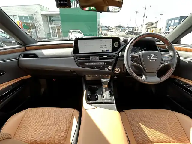 レクサス ＥＳ 300h バージョンL 宮城県 2023(令5)年 1.8万km ソニッククロム ムーンルーフ/セーフティシステムプラス/・プリクラッシュセーフティ/・レーントレーシングアシスト/・アダプティブハイビームシステム/・レーダークルーズコントロール/・ロードサインアシスト/・先行車発進告知機能/・ドライバー異常時対応システム/ブラインドスポットモニター/パーキングサポートブレーキ（静止物/後方接近車両/後方歩行者）/12.3インチナビディスプレイオーディオプラス/・コネクティッドナビ/・地デジTV/・USB端子/・AppleCarPlay/AndroidAuto/・パノラミックビューモニター/ビルトインETC2.0/ドライブレコーダー/AC100V/1500Wアクセサリーコンセント/ハンズフリーパワートランクリッド/本革シート/パワーシート（メモリー機能付）/電動リクライニングシート（後席）/シートヒーター/ベンチレーション/ステアリングヒーター/3眼フルLEDヘッドランプ/オートライト/スマートキー＆プッシュスタート/電動サンシェード（リア）/手動サンシェード（リアドア）/純正18インチAW/純正フロアマット
