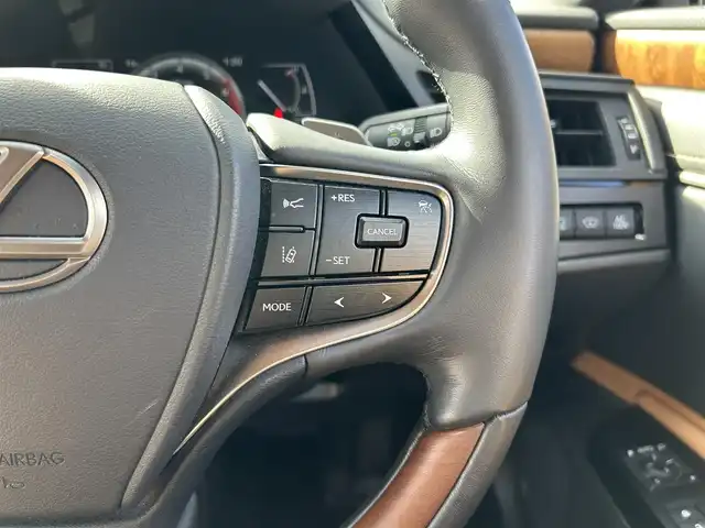 レクサス ＥＳ 300h バージョンL 宮城県 2023(令5)年 1.8万km ソニッククロム ムーンルーフ/セーフティシステムプラス/・プリクラッシュセーフティ/・レーントレーシングアシスト/・アダプティブハイビームシステム/・レーダークルーズコントロール/・ロードサインアシスト/・先行車発進告知機能/・ドライバー異常時対応システム/ブラインドスポットモニター/パーキングサポートブレーキ（静止物/後方接近車両/後方歩行者）/12.3インチナビディスプレイオーディオプラス/・コネクティッドナビ/・地デジTV/・USB端子/・AppleCarPlay/AndroidAuto/・パノラミックビューモニター/ビルトインETC2.0/ドライブレコーダー/AC100V/1500Wアクセサリーコンセント/ハンズフリーパワートランクリッド/本革シート/パワーシート（メモリー機能付）/電動リクライニングシート（後席）/シートヒーター/ベンチレーション/ステアリングヒーター/3眼フルLEDヘッドランプ/オートライト/スマートキー＆プッシュスタート/電動サンシェード（リア）/手動サンシェード（リアドア）/純正18インチAW/純正フロアマット
