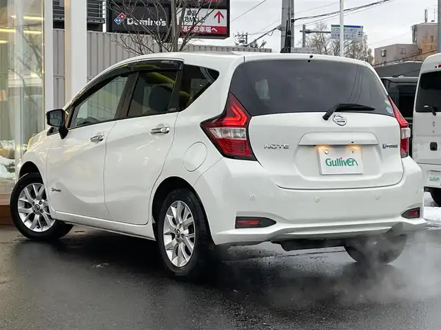 日産 ノート e－パワー X FOUR 道央・札幌 2020(令2)年 8.4万km ブリリアントホワイトパール ・４WD/・衝突軽減ブレーキ/・社外ナビ/　CD＆BT＆USB＆AUX/・バックカメラ/・レーンキープアシスト/・コーナーセンサー/・オートエアコン/・オートライト/・電動格納ミラー/・鉄ホイール＆冬タイヤ積込/・前方ドライブレコーダー/・プッシュスタート/・スマートキー/・社外フロアマット/・ドアバイザー/・ウィンカーミラー