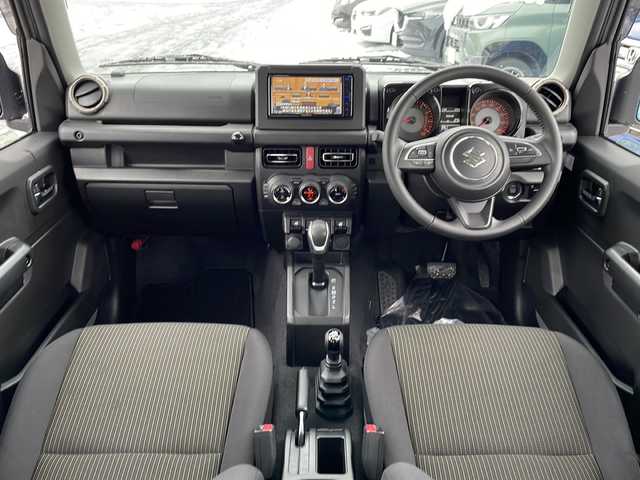 スズキ ジムニー シエラ JC 道北・旭川 2023(令5)年 4.2万km ミディアムグレー /4WD//禁煙車//ワンオーナー//純正メモリナビ//CD/DVD/SD/USB/BT/フルセグ//社外１６インチアルミホイール//ホワイトレタータイヤ//バックカメラ//スズキセーフティサポート//衝突軽減ブレーキ//レーンキープ//クルーズコントロール//アイドリングストップ//シートヒーター//ミラーヒーター//オートハイビーム//オートライト//LEDヘッドライト//フォグライト//ヘッドライトウォッシャー//ビルトインETC//前後ドライブレコーダー//オプショングリル//純正フロアマット//ドアバイザー//スマートキー//プッシュスタート