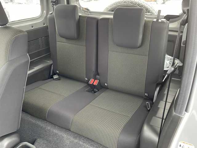 スズキ ジムニー シエラ JC 道北・旭川 2023(令5)年 4.2万km ミディアムグレー /4WD//禁煙車//ワンオーナー//純正メモリナビ//CD/DVD/SD/USB/BT/フルセグ//社外１６インチアルミホイール//ホワイトレタータイヤ//バックカメラ//スズキセーフティサポート//衝突軽減ブレーキ//レーンキープ//クルーズコントロール//アイドリングストップ//シートヒーター//ミラーヒーター//オートハイビーム//オートライト//LEDヘッドライト//フォグライト//ヘッドライトウォッシャー//ビルトインETC//前後ドライブレコーダー//オプショングリル//純正フロアマット//ドアバイザー//スマートキー//プッシュスタート