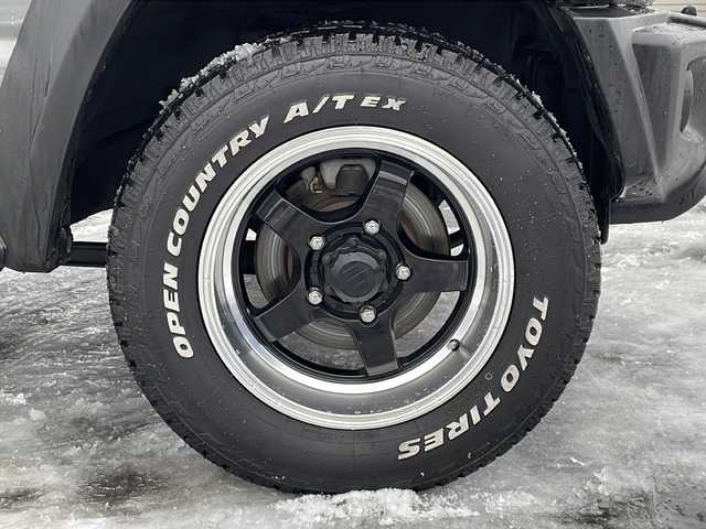 スズキ ジムニー シエラ JC 道北・旭川 2023(令5)年 4.2万km ミディアムグレー /4WD//禁煙車//ワンオーナー//純正メモリナビ//CD/DVD/SD/USB/BT/フルセグ//社外１６インチアルミホイール//ホワイトレタータイヤ//バックカメラ//スズキセーフティサポート//衝突軽減ブレーキ//レーンキープ//クルーズコントロール//アイドリングストップ//シートヒーター//ミラーヒーター//オートハイビーム//オートライト//LEDヘッドライト//フォグライト//ヘッドライトウォッシャー//ビルトインETC//前後ドライブレコーダー//オプショングリル//純正フロアマット//ドアバイザー//スマートキー//プッシュスタート