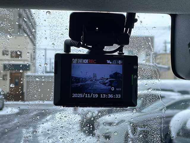 スズキ ジムニー シエラ JC 道北・旭川 2023(令5)年 4.2万km ミディアムグレー /4WD//禁煙車//ワンオーナー//純正メモリナビ//CD/DVD/SD/USB/BT/フルセグ//社外１６インチアルミホイール//ホワイトレタータイヤ//バックカメラ//スズキセーフティサポート//衝突軽減ブレーキ//レーンキープ//クルーズコントロール//アイドリングストップ//シートヒーター//ミラーヒーター//オートハイビーム//オートライト//LEDヘッドライト//フォグライト//ヘッドライトウォッシャー//ビルトインETC//前後ドライブレコーダー//オプショングリル//純正フロアマット//ドアバイザー//スマートキー//プッシュスタート