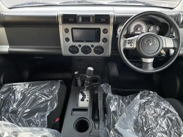 トヨタ ＦＪクルーザー カラーパッケージ 長崎県 2016(平28)年 6.2万km セメントグレーM/ホワイト クルーズコントロール/ルーフキャリア/社外メモリナビ/(フルセグ・DVD・CD・SD・BT)/バックカメラ/ETC/コーナーセンサー/横滑り防止/ライトレベライザー/整備記録簿/（H27/28/29/30/R2/R3/R5/R7有）/社外16インチアルミ