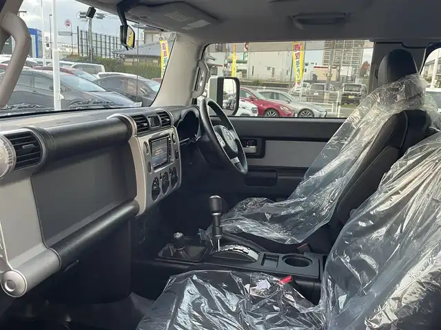 トヨタ ＦＪクルーザー カラーパッケージ 長崎県 2016(平28)年 6.2万km セメントグレーM/ホワイト クルーズコントロール/ルーフキャリア/社外メモリナビ/(フルセグ・DVD・CD・SD・BT)/バックカメラ/ETC/コーナーセンサー/横滑り防止/ライトレベライザー/整備記録簿/（H27/28/29/30/R2/R3/R5/R7有）/社外16インチアルミ