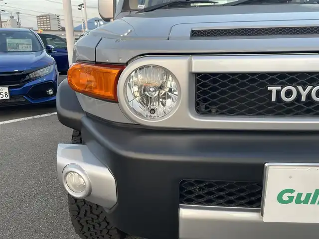 トヨタ ＦＪクルーザー カラーパッケージ 長崎県 2016(平28)年 6.2万km セメントグレーM/ホワイト クルーズコントロール/ルーフキャリア/社外メモリナビ/(フルセグ・DVD・CD・SD・BT)/バックカメラ/ETC/コーナーセンサー/横滑り防止/ライトレベライザー/整備記録簿/（H27/28/29/30/R2/R3/R5/R7有）/社外16インチアルミ